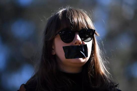 海外校园性侵事件频发，澳大利亚堪培拉当地时间2017年8月1日，澳大利亚国立大学的学生们嘴粘胶布发起示威活动，抗议校园性侵。   图据网络