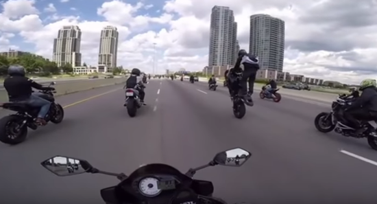 摩托车队伍霸占高速路 急速飞驰轮胎冒烟