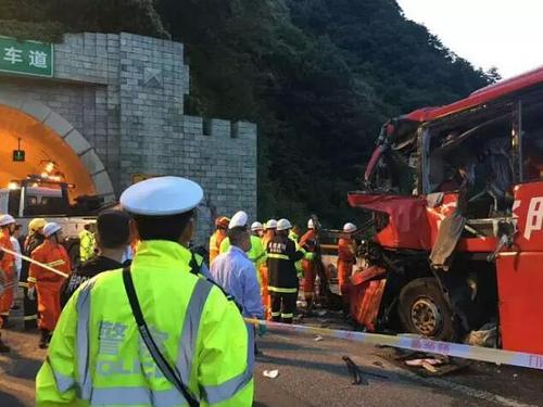 初步了解,8月10日23点34分,一辆号牌为豫C88858号客车(红色宇通客车,2011年12月19日出厂,检验有效期至2018年1月31日,机动车所有人为洛阳交通运输集团有限公司,核载51人,实载49人)自成都驶往洛阳,途经京昆高速公路西安方向秦岭一号隧道南口(1164km+930m),撞向隧道口发生交通事故。