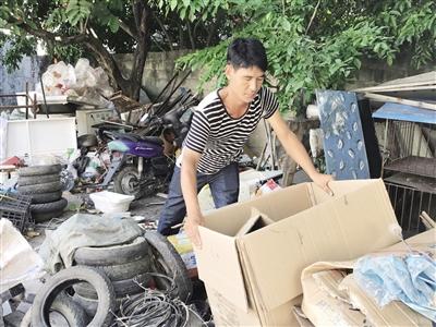 宁亮整理回收来的废品。南国都市报记者 梁振文 图