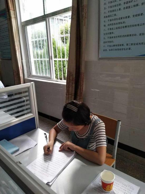 12日上午,王佳鑫受邀给初中学弟学妹作报告,正在写演讲稿。受访者供图