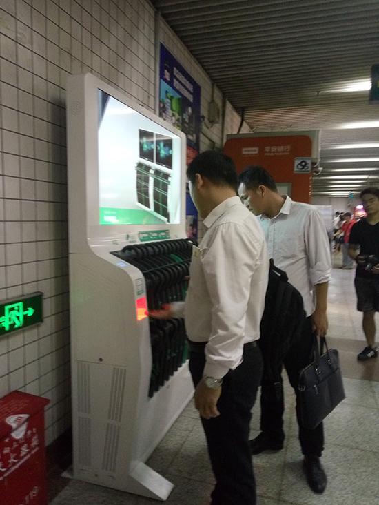 有乘客在使用该设备借伞。