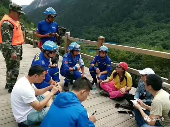 获救后和武警、蓝天队员、记者们在一起