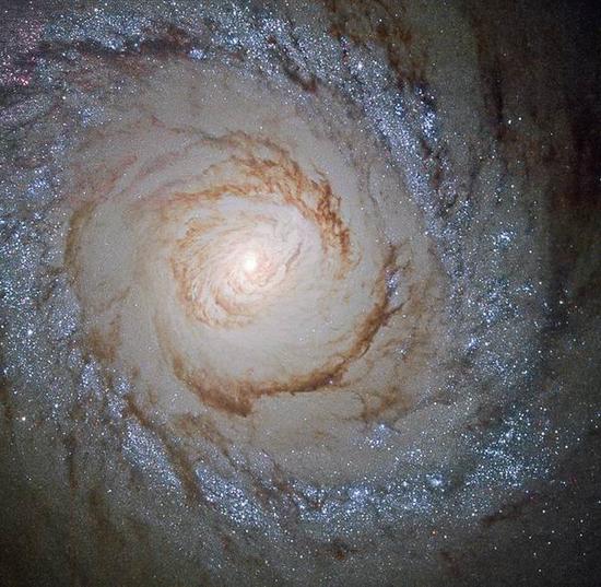 从哈勃望远镜中看到的星系Messier 94,距离我们约1600万光年。