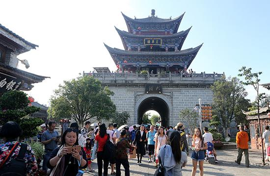 暑期旅游旺季的大理古城,人流穿梭。视觉中国 图