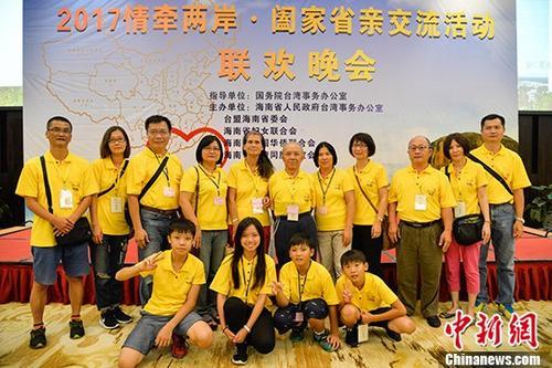 8月5日-12日,琼籍九旬国民党老兵林犹龙(后排中)携女儿、侄女以及女婿,外孙辈等10余人回海南省亲,参加了由海南省台办、妇联等组织的琼台亲情交流活动,前往海口、琼海等地参访。图为林犹龙一家人合影。 中新社记者 洪坚鹏 摄