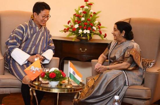 8月11日，印度外长斯瓦拉杰在加德满都会见了不丹外长多吉（左）。视觉中国 图