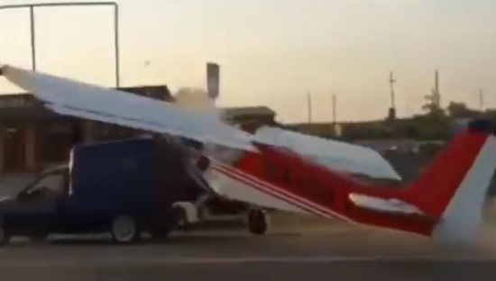 实拍：俄罗斯一喷雾飞机径直怼上汽车