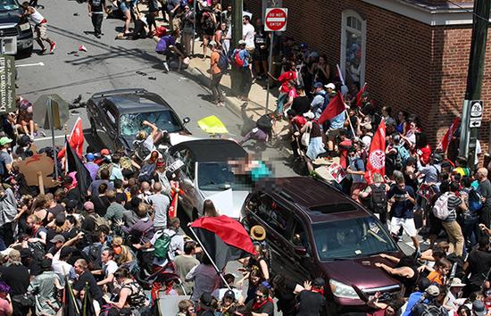 8月12日下午，菲尔德斯驾驶汽车冲入弗吉尼亚州夏洛茨维尔的集会人群，造成1人死亡、19人受伤。东方IC 图