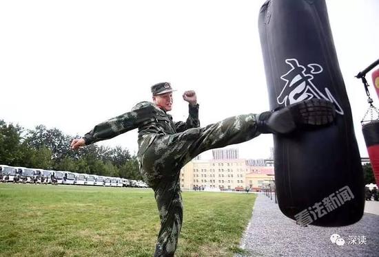 武警兵士们展现寻常之训练内容