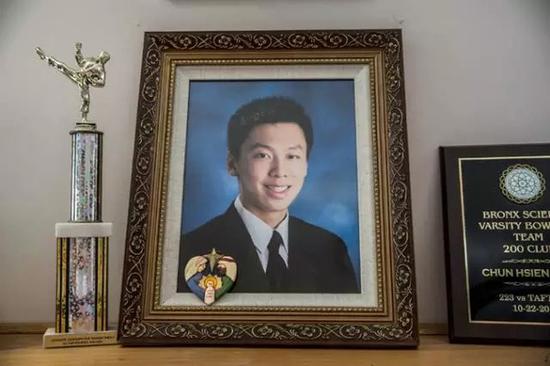 邓俊贤的照片和奖杯摆在家中。