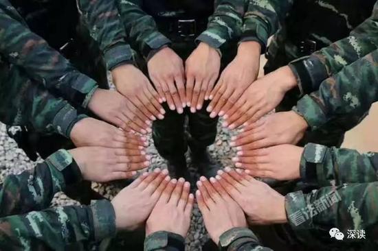 兵士们取上去阅兵时戴着之手套,手指被晒得黝黑 摄/通讯员 马浚鑫