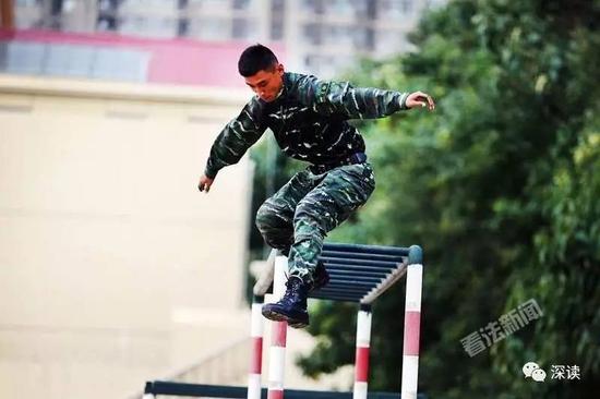 武警兵士们展现寻常之训练内容
