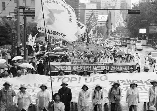 图说：韩国民众15日在首尔举行反“萨德”万人抗议。