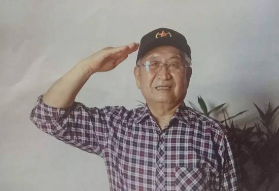 2017年8月6日,叶宏亮在西安家中接受《环球人物》记者专访。面对镜头,他庄严地敬了个军礼。(《环球人物》记者 朱东君/摄)