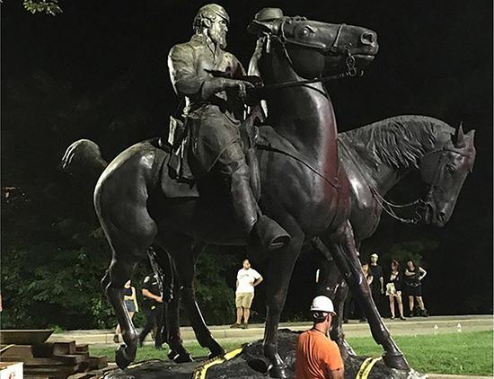 美国马里兰州巴尔的摩与其他城市的南北战争时代南方邦联纪念雕像遭到连夜拆除。