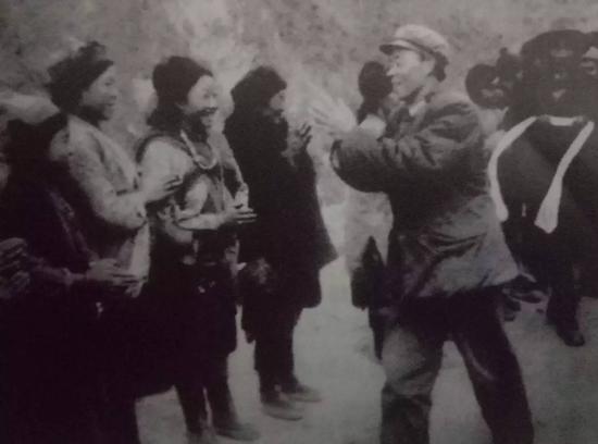 获胜的解放军部队撤离德让宗,当地民众欢送参战将士。前排右一为阴法唐。