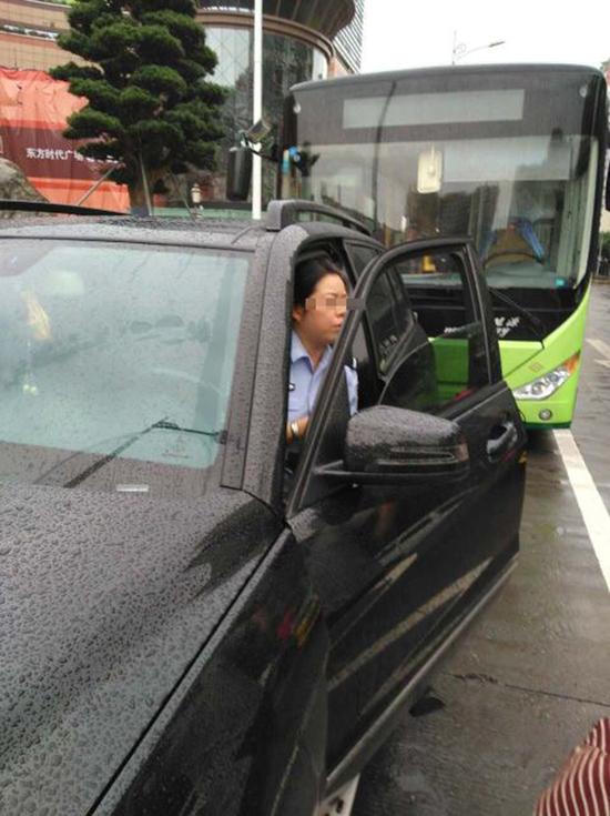 涉事女警在公交专用道停车。