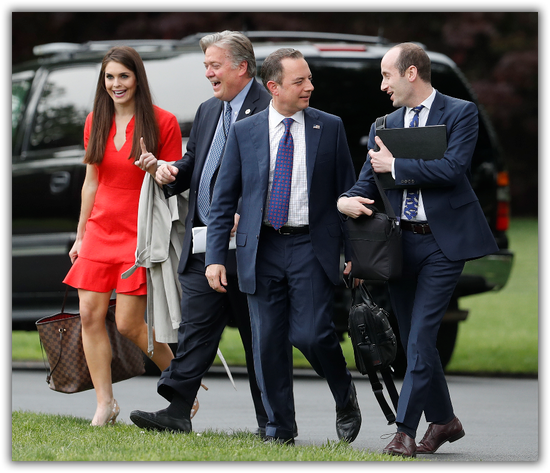 白宫顾问希克斯（左）与策略长巴农（左二）等人行经白宫南草坪。美联社