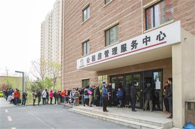 2017年4月11日,燕保·马泉营家园公租房项目现场排起长队。凭据北京“租房新政”征求意见稿,京籍团体户租公租房可以落户。图/视觉中国