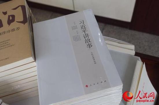 《习近平讲故事》在上海书展醒目亮相，深受读者欢迎。