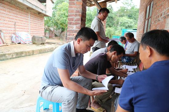 上思法院院长深入乡村指导两委换届选举工作|