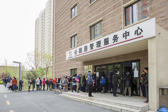 2017年4月11日,北京,某公租房项目现场排队管理公租房挂号的队伍。 视觉中国 资料图