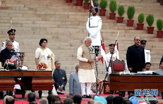 资料图片：2014年5月26日，莫迪（前中）在新德里出席就职宣誓仪式。