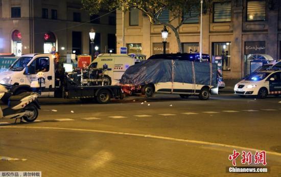 西班牙班牙巴塞罗纳，撞人事件肇事车辆被拖走。
