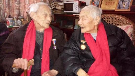 佩戴“中国人民抗日战争胜利70周年”纪念章的陶基烈老人（右）