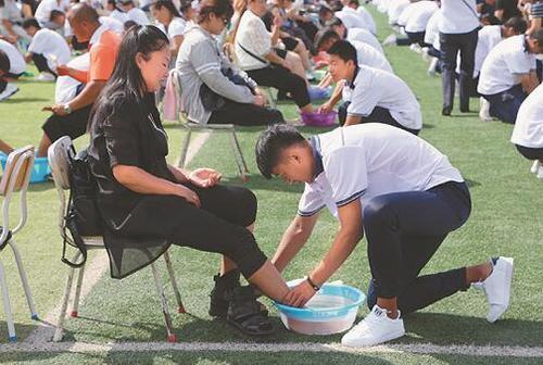 密山第一中学举行独特“感恩会”千名高中新生同时为父母洗脚。