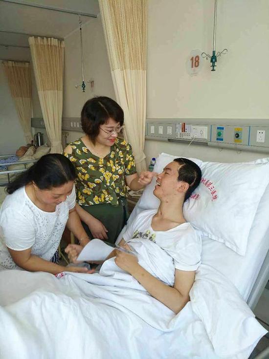 6月末，童淑芳在杭州病房看望章浩杰。