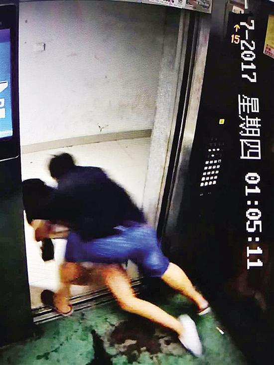 小冰在15楼挣扎逃出电梯 视频截图