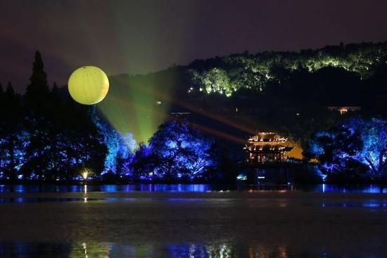 资料图片：西湖夜景  新华社记者 陈飞 摄