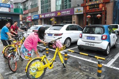 8月13日,蒲黄榆路,共享汽车停放在泊车位上。