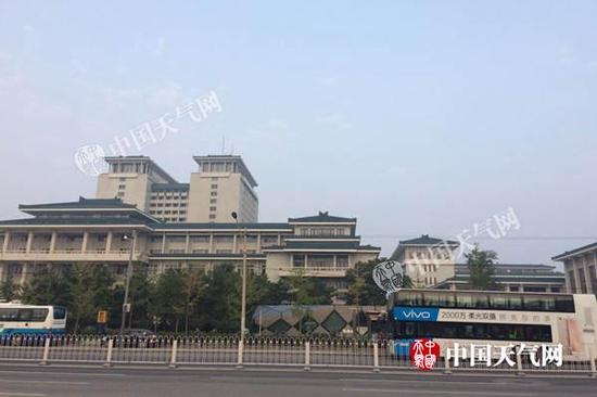 今天早晨,国家图书馆附近出现轻雾。