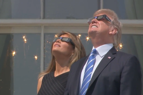 特朗普携妻儿 白宫观看日全食