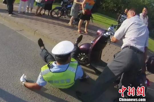 图为涉事男子将协警撞倒在地　石倩　摄