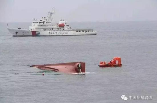 “鲁荣渔58398”轮扣翻、沉没。图片来自网络