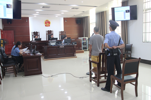 防城区法院院长敲响法槌 连开两庭助力清案|开