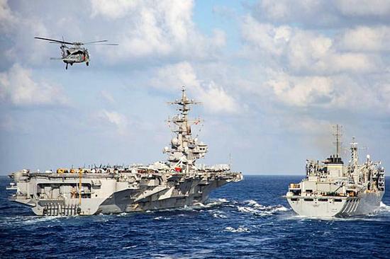 6月21日，美国海军“布什”号航母编队航行在地中海水域。（新华/法新）