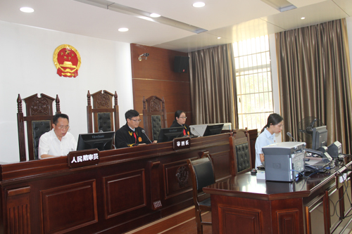 防城区法院院长敲响法槌 连开两庭助力清案|开