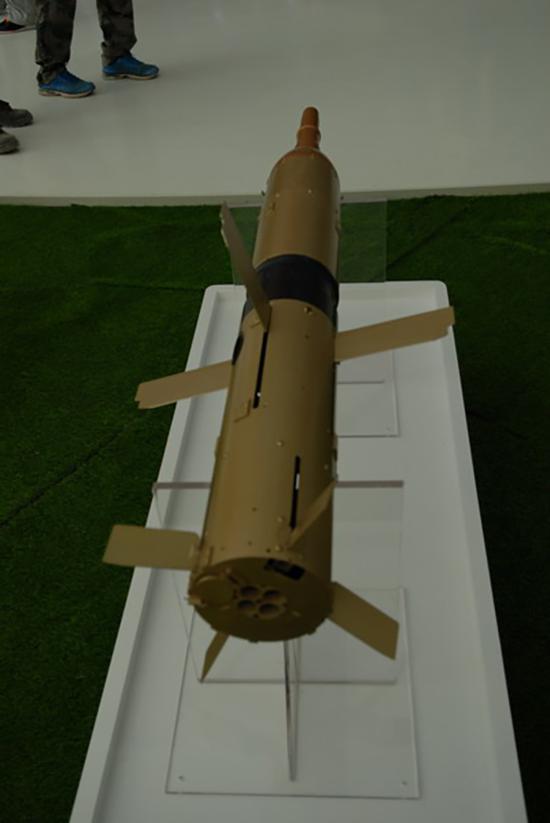红箭”-11反坦克导弹的4片主弹翼和4片尾舵错开布置，类似于X-+的布局。