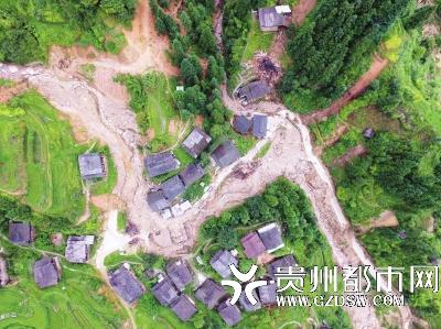 山村教师冒雨叫村民避险 搜救群众遇泥石流罹难
