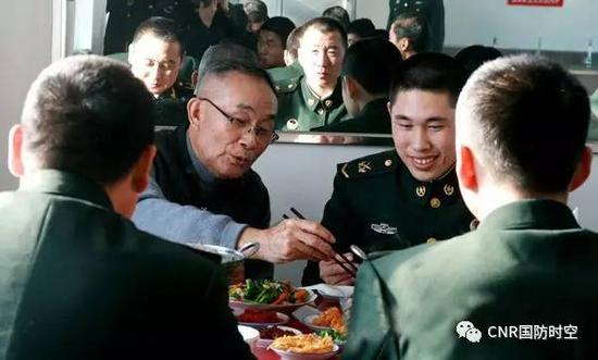 退休后的吴长富经常到部队讲课，图为授课结束后与战士们共同就餐