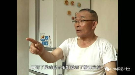 病重住院前，吴长富在家中向来访者讲述自己的戎马故事（视频截图）
