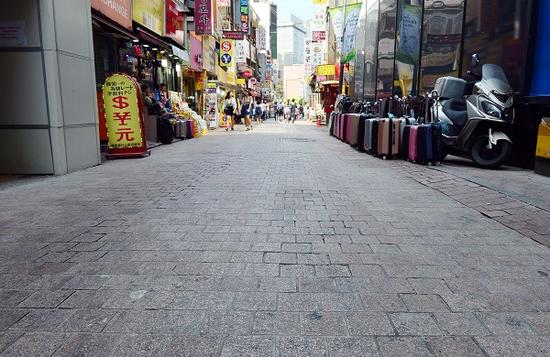 人烟稀少的韩国购物街明洞