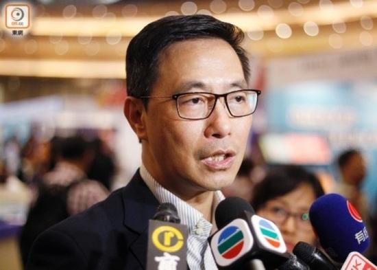 特区政府教育局长杨润雄认为“国民教育一定要做”，“我们是在香港的中国人”。（图源：香港东网）