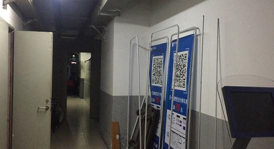 某大厦消防通道内堆放杂物，违反了《消防法》。澎湃新闻记者 刘瑞 图
