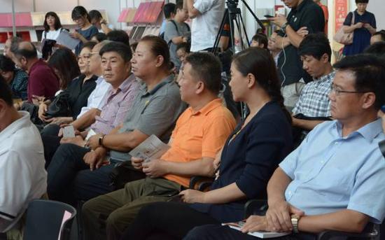 出席活动的摄影家代表们纷纷表示,本次签约是协会为维护会员权益所取得的又一个令人振奋、鼓舞的成果。 田洪江摄